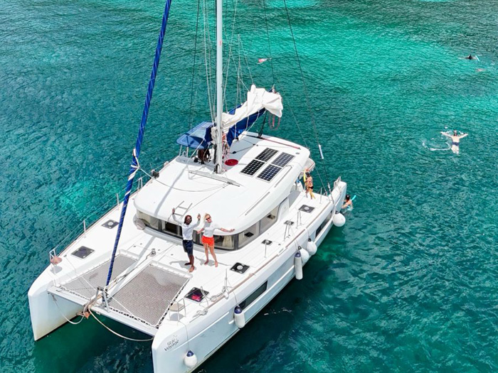 Catamaran Kairi Dream lors d’une sortie en mer dans les eaux turquoise de Martinique