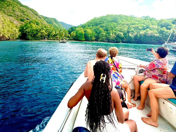 Excursion en bateau le long de la côte tropicale en Martinique avec Kairi Dream