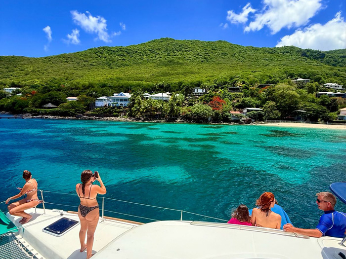 Paysage côtier martiniquais observé depuis un catamaran Kairi Dream en Martinique