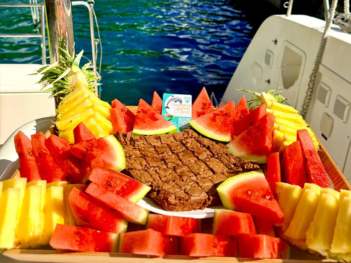 Plateau de fruits frais servi lors d’une sortie en mer avec Kairi Dream en Martinique